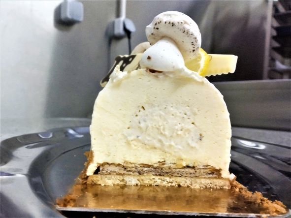 Découpe bûche citron amandes